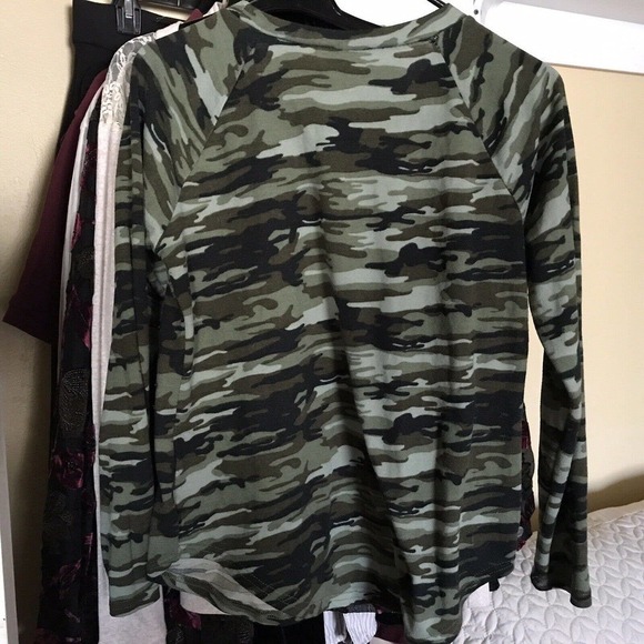 Bobbie Brooks Camo Tee SzM Long Sleeves Knit Round Neck Pre-Owned - Picture 6 of 10
